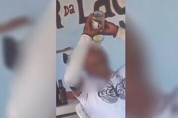 Homem morre após beber uma garrafa de cachaça para ganhar aposta em bar