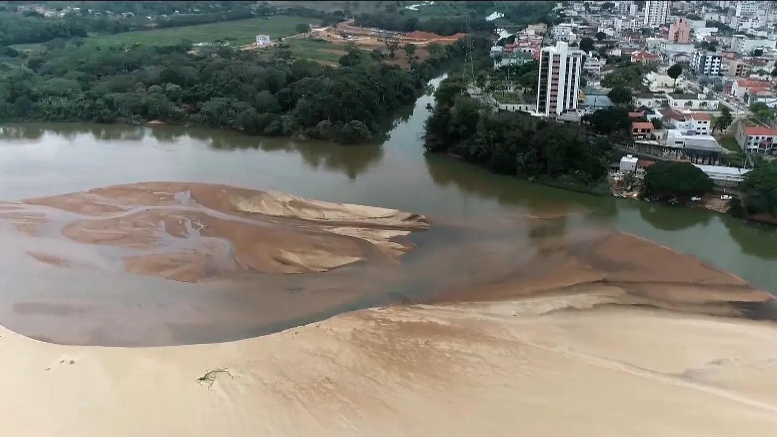 Bancos de areia formam mini-ilhas devido à pouca chuva e ao assoreamento do Rio Doce, ES; veja fotos