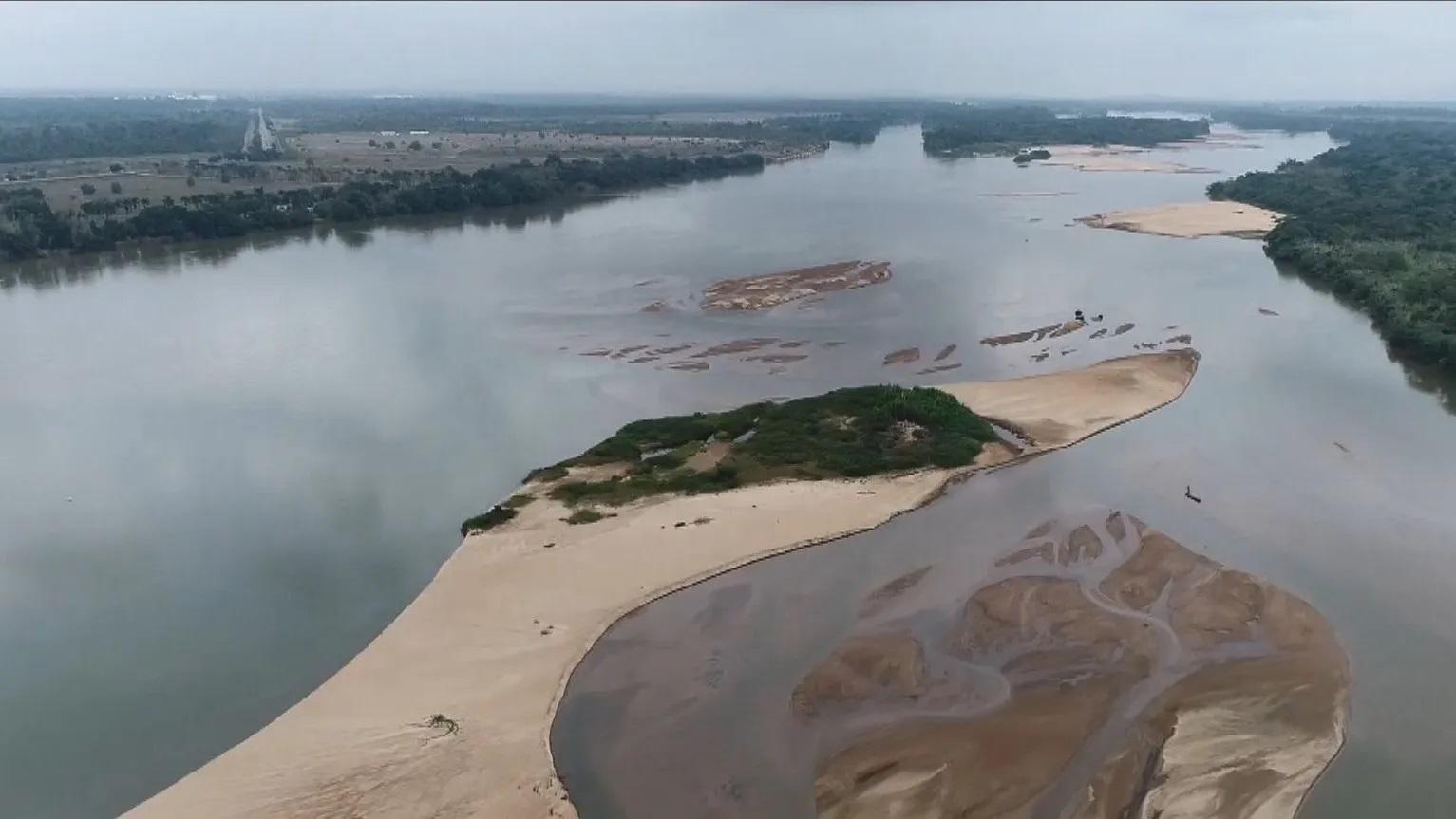 Bancos de areia formam mini-ilhas devido à pouca chuva e ao assoreamento do Rio Doce, ES; veja fotos