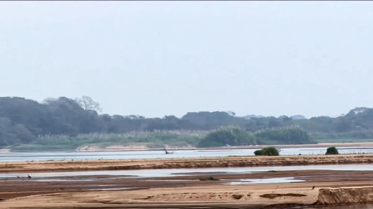 Bancos de areia formam mini-ilhas devido à pouca chuva e ao assoreamento do Rio Doce, ES; veja fotos