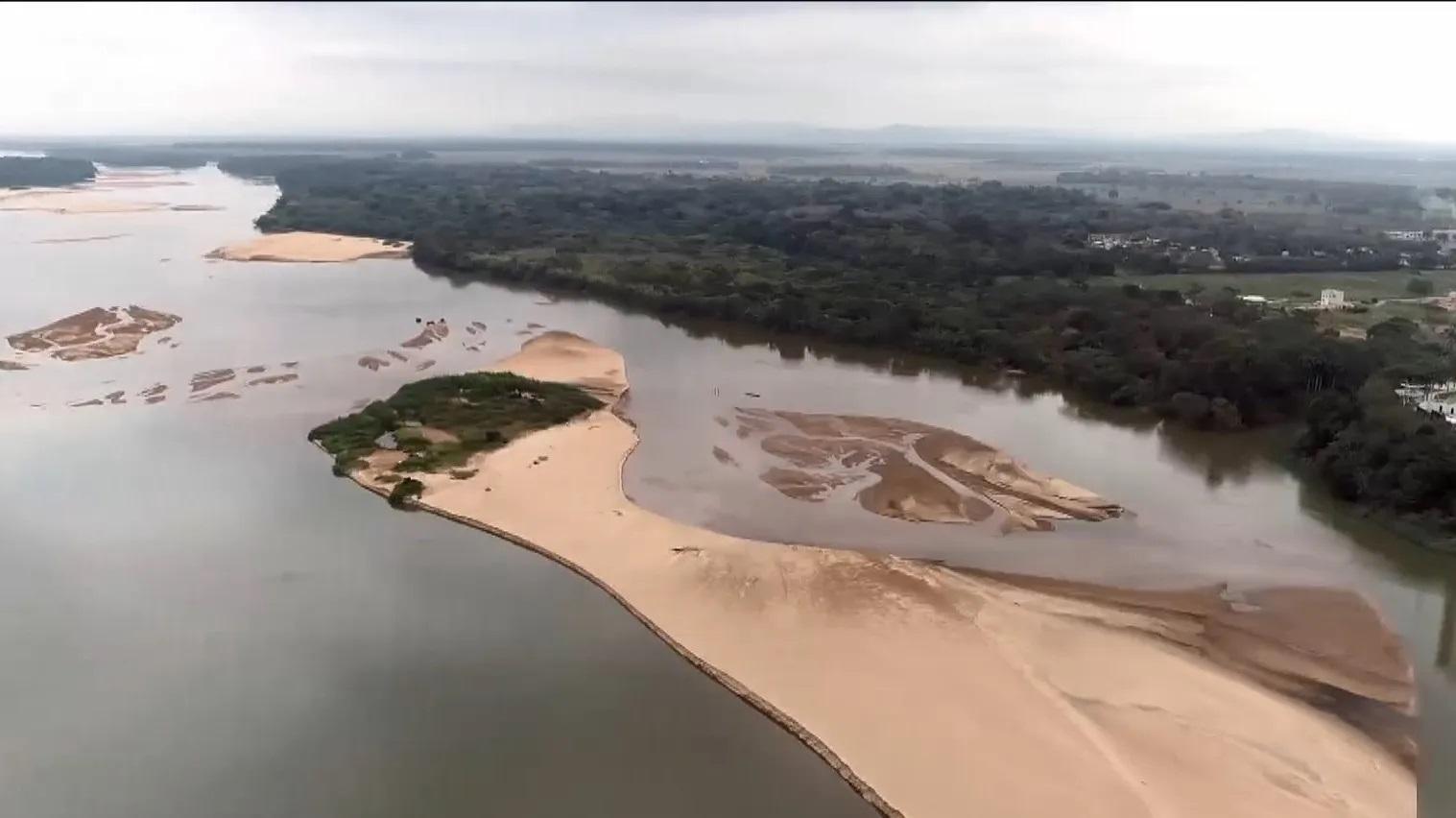 Bancos de areia formam mini-ilhas devido à pouca chuva e ao assoreamento do Rio Doce, ES; veja fotos