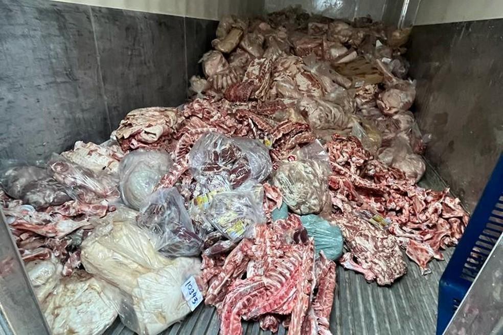 Cidades do ES apreendem e descartam mais de 21 toneladas de carne imprópria para consumo