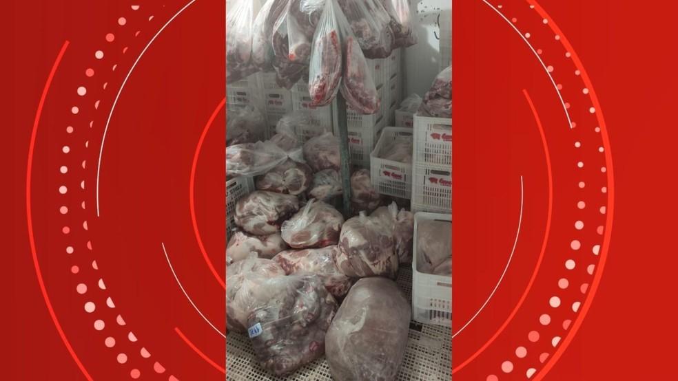 Cidades do ES apreendem e descartam mais de 21 toneladas de carne imprópria para consumo
