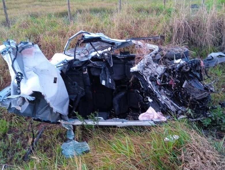 Grave acidente entre ônibus e carro na ES 010 deixa uma pessoa morta e duas feridas, em Aracruz, ES