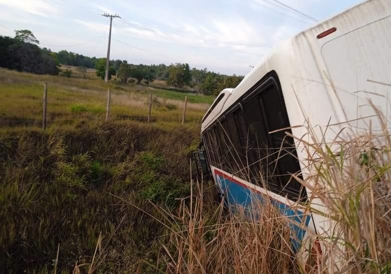 Grave acidente entre ônibus e carro na ES 010 deixa uma pessoa morta e duas feridas, em Aracruz, ES