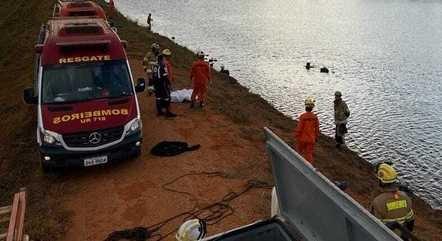 Três crianças morrem afogadas após carro cair em lagoa
