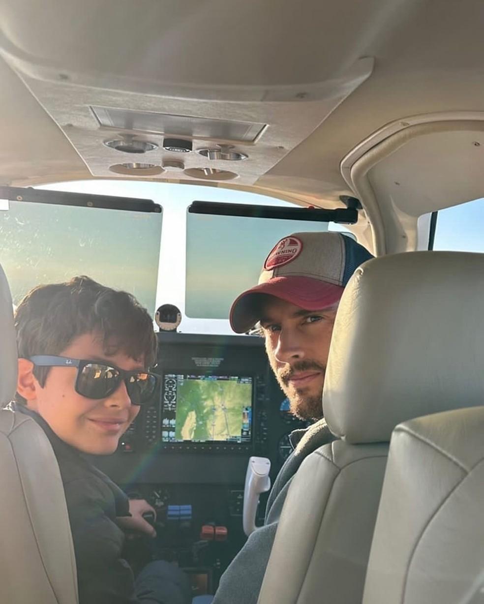 Pai e filho morrem em queda de avião em floresta