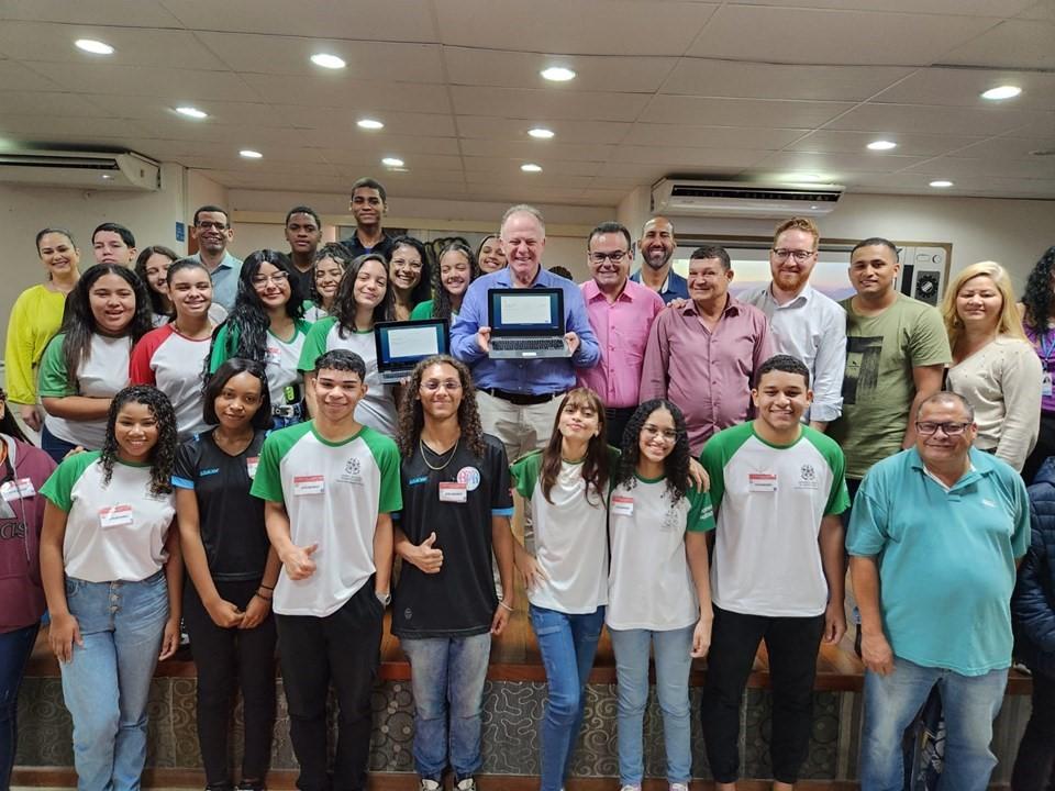Governo do ES vai distribuir quase 20 mil chromebooks para escolas da Rede Estadual