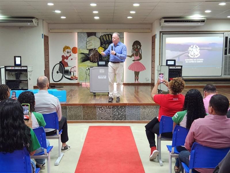 Governo do ES vai distribuir quase 20 mil chromebooks para escolas da Rede Estadual