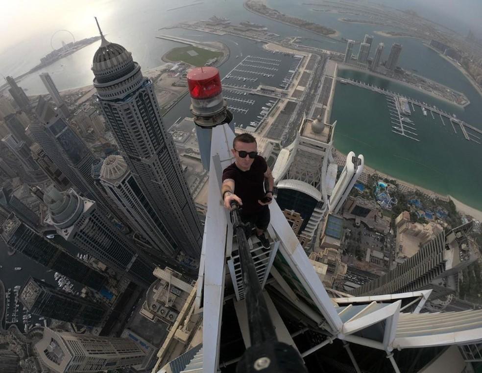 Francês que escalava prédios ao redor do mundo morre ao cair de 68º andar em Hong Kong