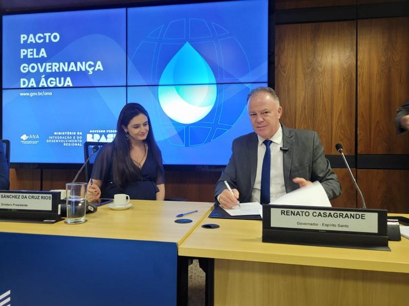 Governador Renato Casagrande assina pacto pela governança da água no ES