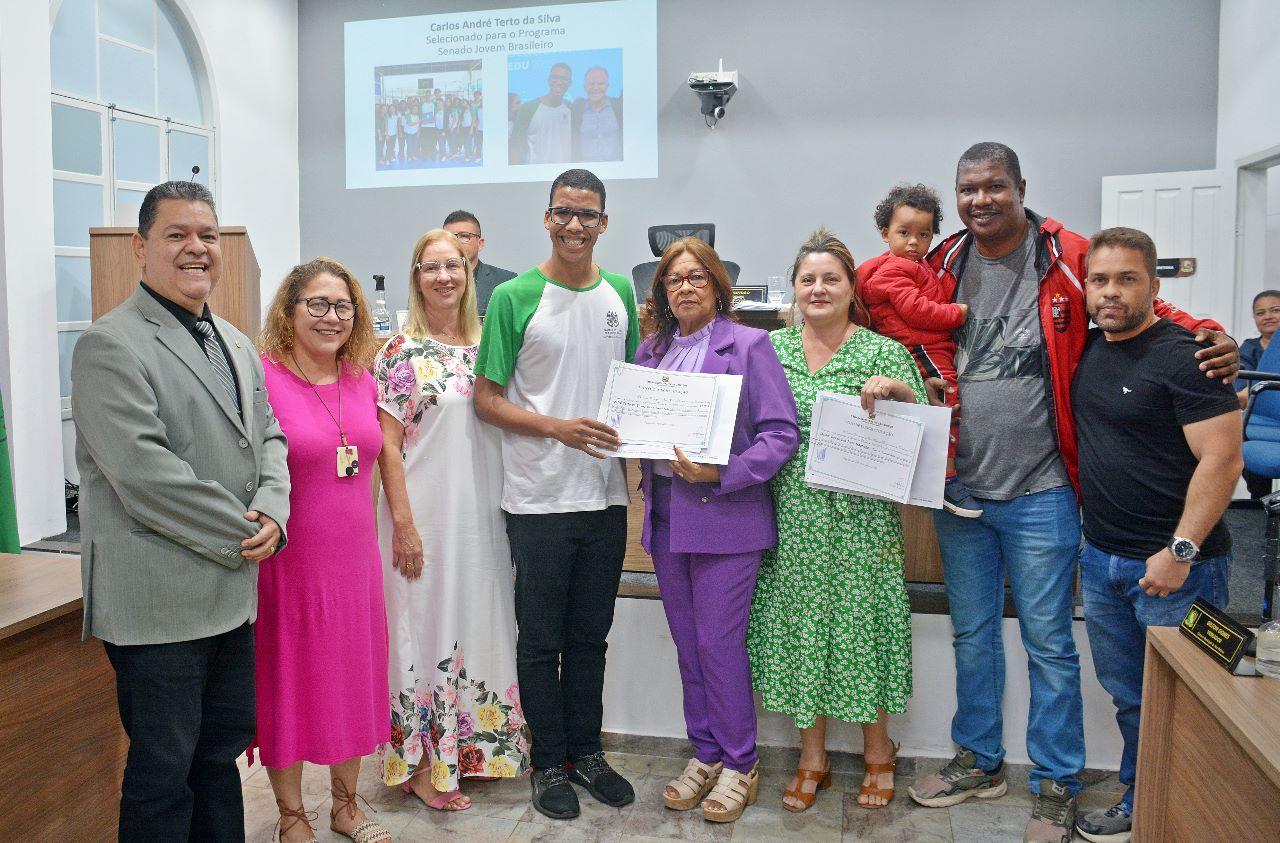 Vereadores homenageiam estudante de São Mateus no ES premiado pelo Jovem Senador