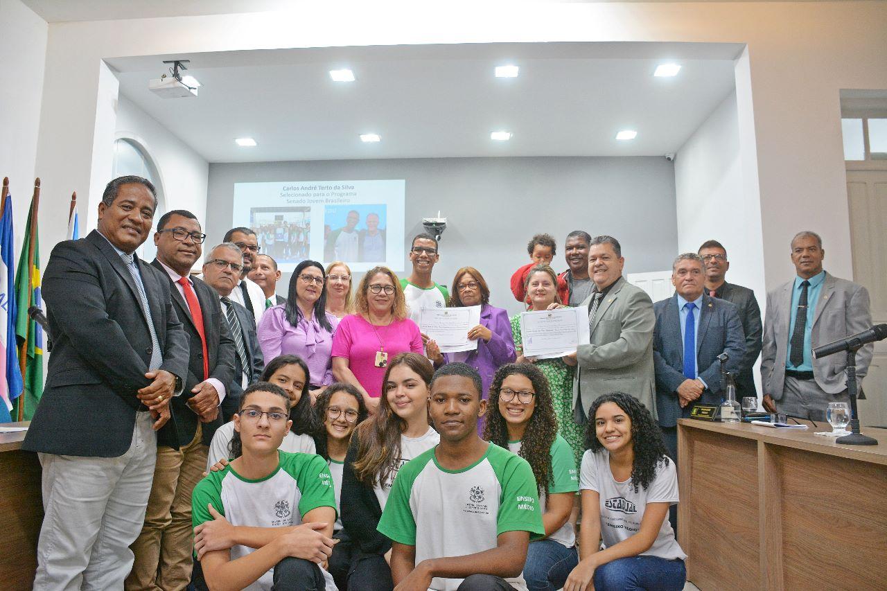 Vereadores homenageiam estudante de São Mateus no ES premiado pelo Jovem Senador