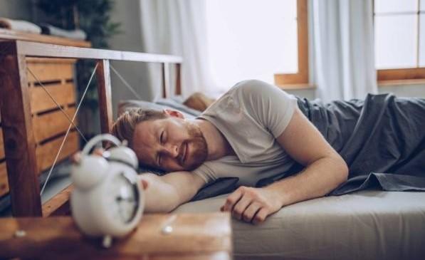 Dormir demais no fim de semana pode prejudicar a saúde, diz estudo