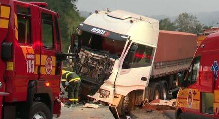 Grave acidente entre carreta e van na BR-470 deixa 3 mortos e 9 feridos