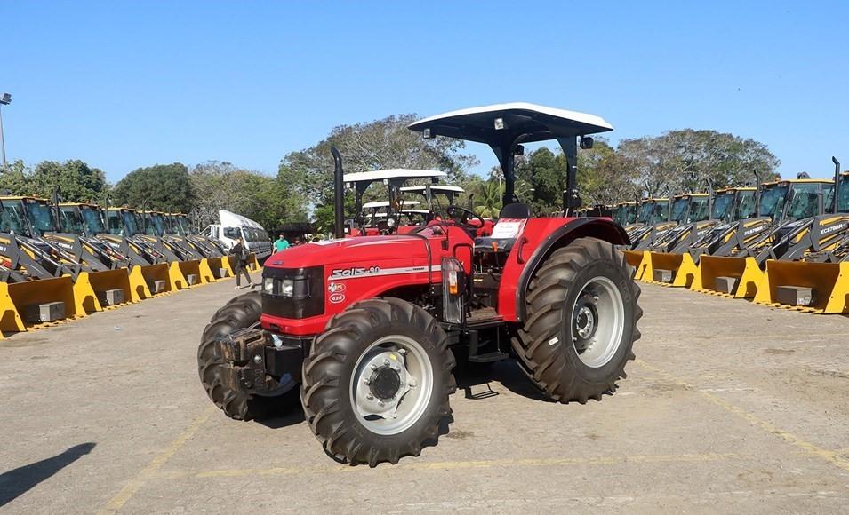 Casagrande entrega máquinas e equipamentos agrícolas para 41 municípios do ES