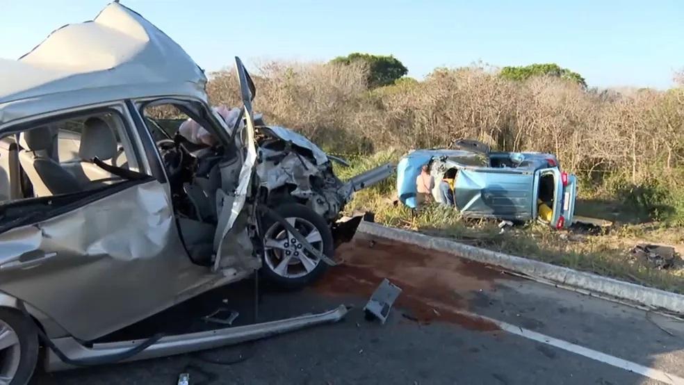 Família do RJ morre em batida frontal entre carros ao voltar de festa religiosa no ES
