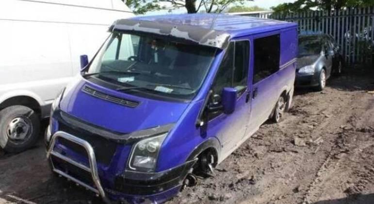 Motorista embriagado dirige van com apenas dois pneus por 28 km de estrada