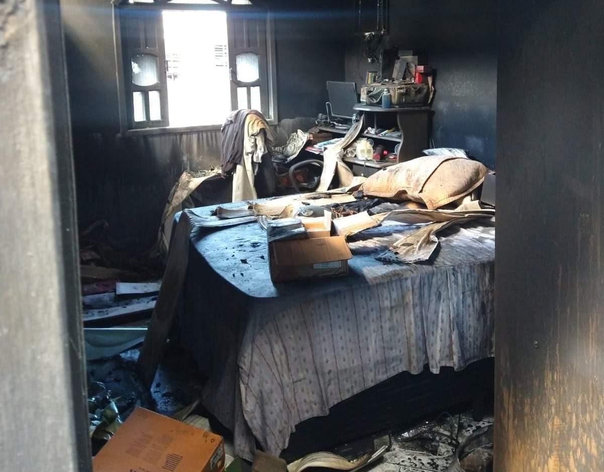 Casa fica destruída e família perde tudo após incêndio, no ES