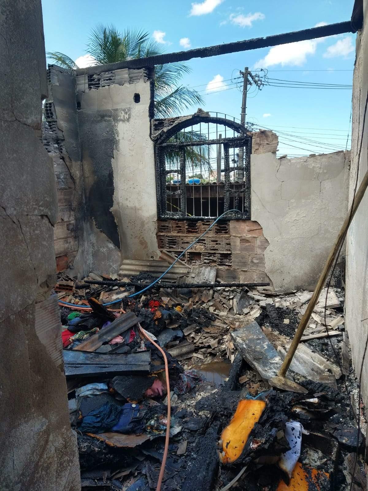 Casa fica destruída e família perde tudo após incêndio, no ES