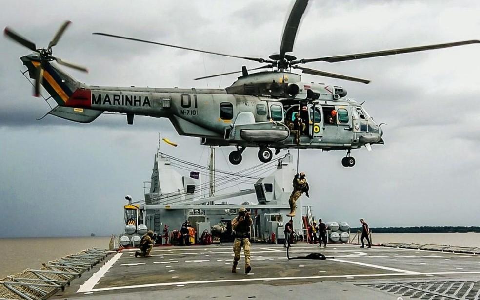 Queda de helicóptero da Marinha deixa dois mortos e seis feridos