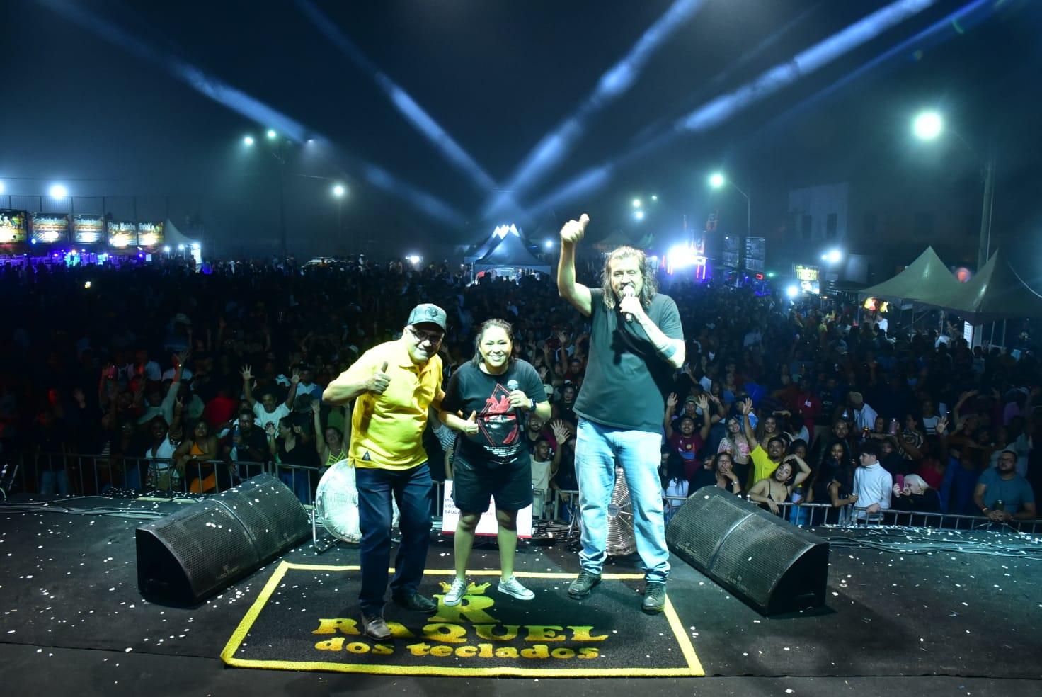 Trabalhadores informais comemoram sucesso da festa de Nova Lima, em São Mateus, ES: comunidade comemora trator novo