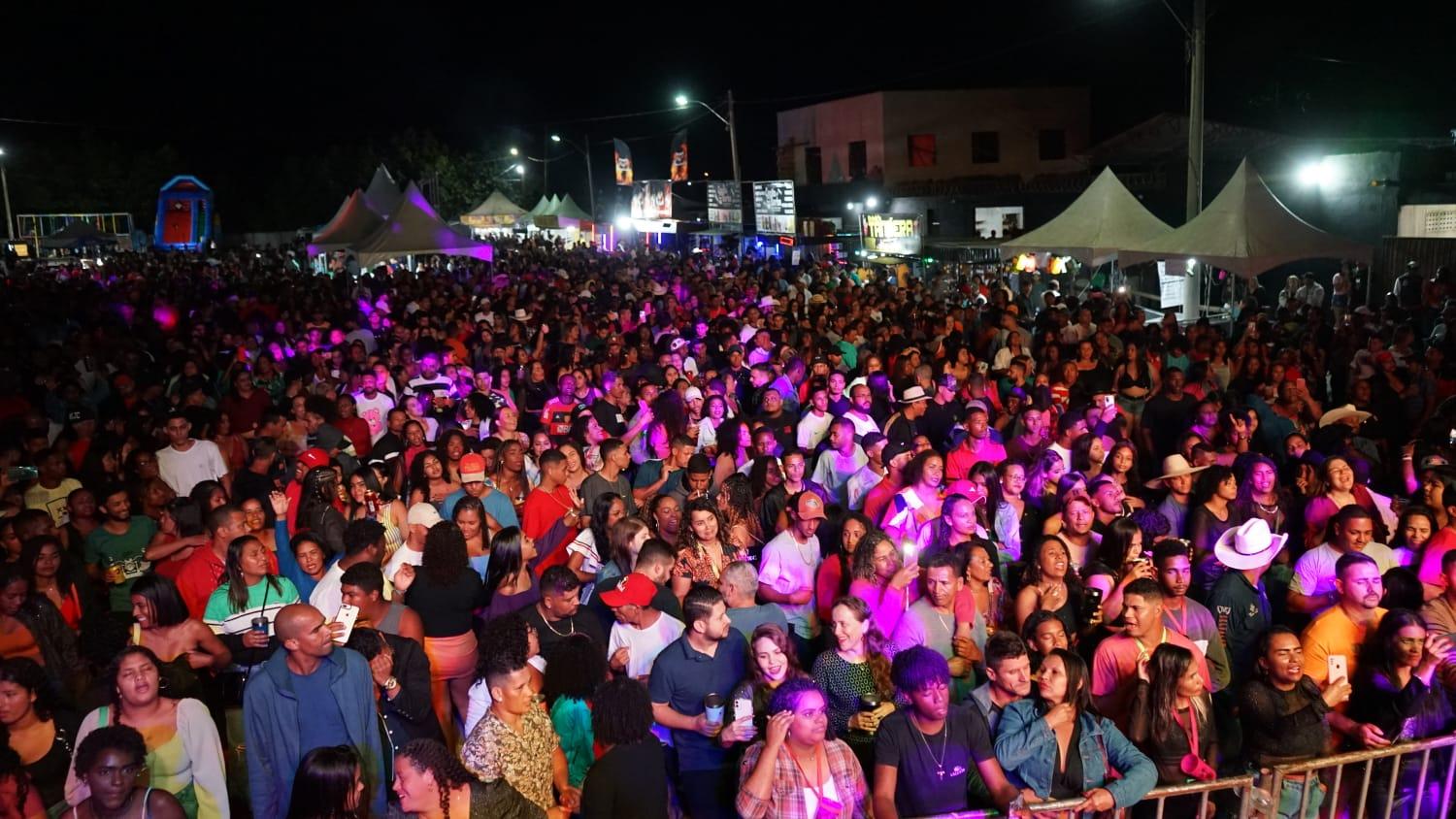 Trabalhadores informais comemoram sucesso da festa de Nova Lima, em São Mateus, ES: comunidade comemora trator novo