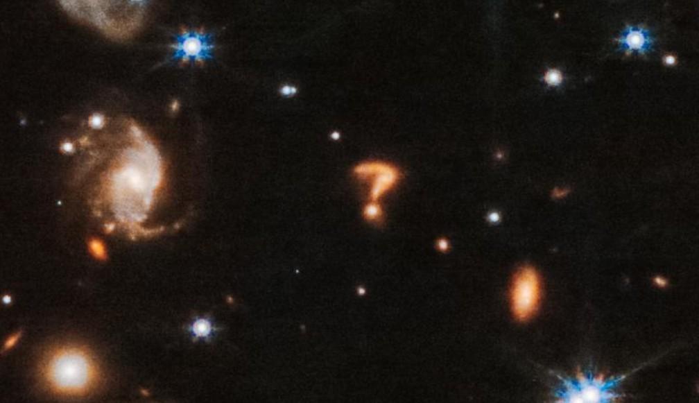 Supertelescópio captura ponto de interrogação ‘escondido’ em registro de um par de estrelas jovens