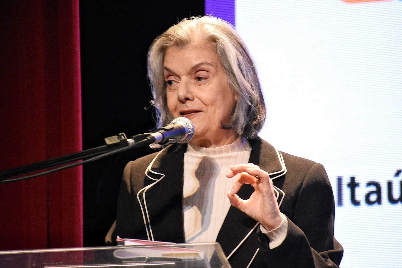 “Brasil é craque em fazer leis, mas tem dificuldade em aplicá-las”, diz Cármen Lúcia no ES