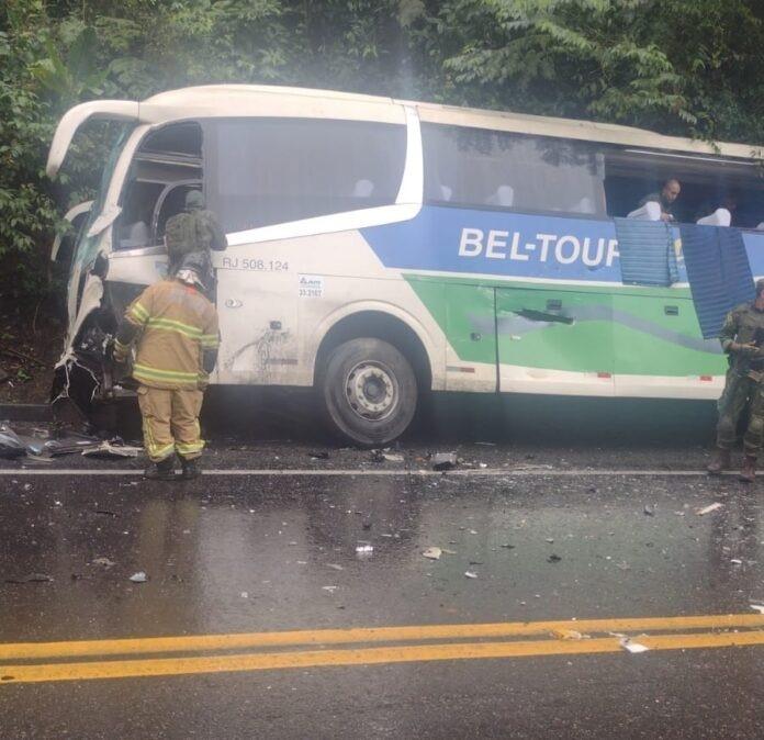 Acidente de ônibus com militares da Marinha na BR–101 deixa dois mortos