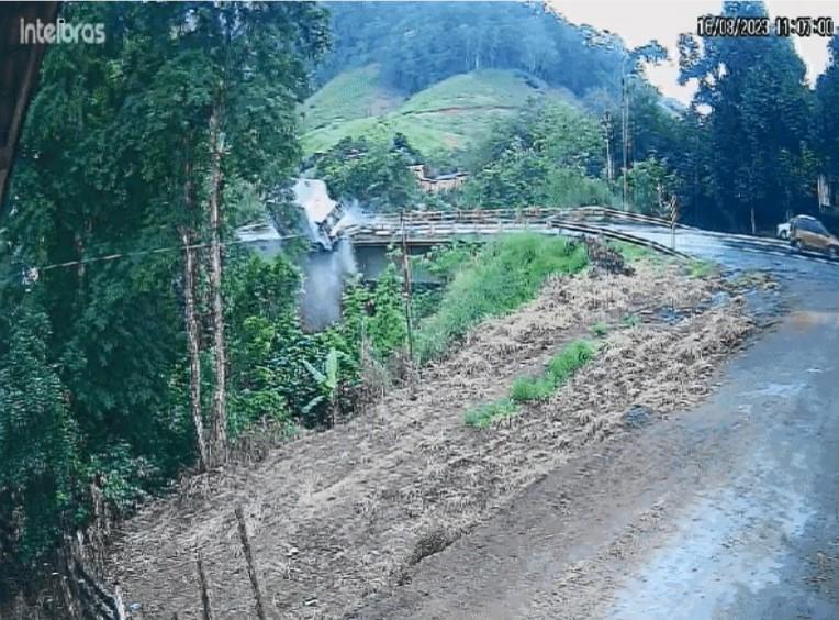 Caminhão cai de ponte na BR-101 no ES; motorista morre