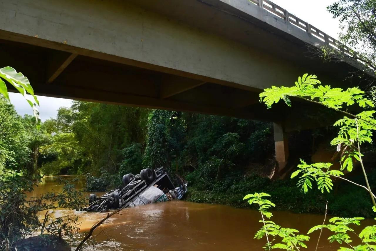 Caminhão cai de ponte na BR-101 no ES; motorista morre