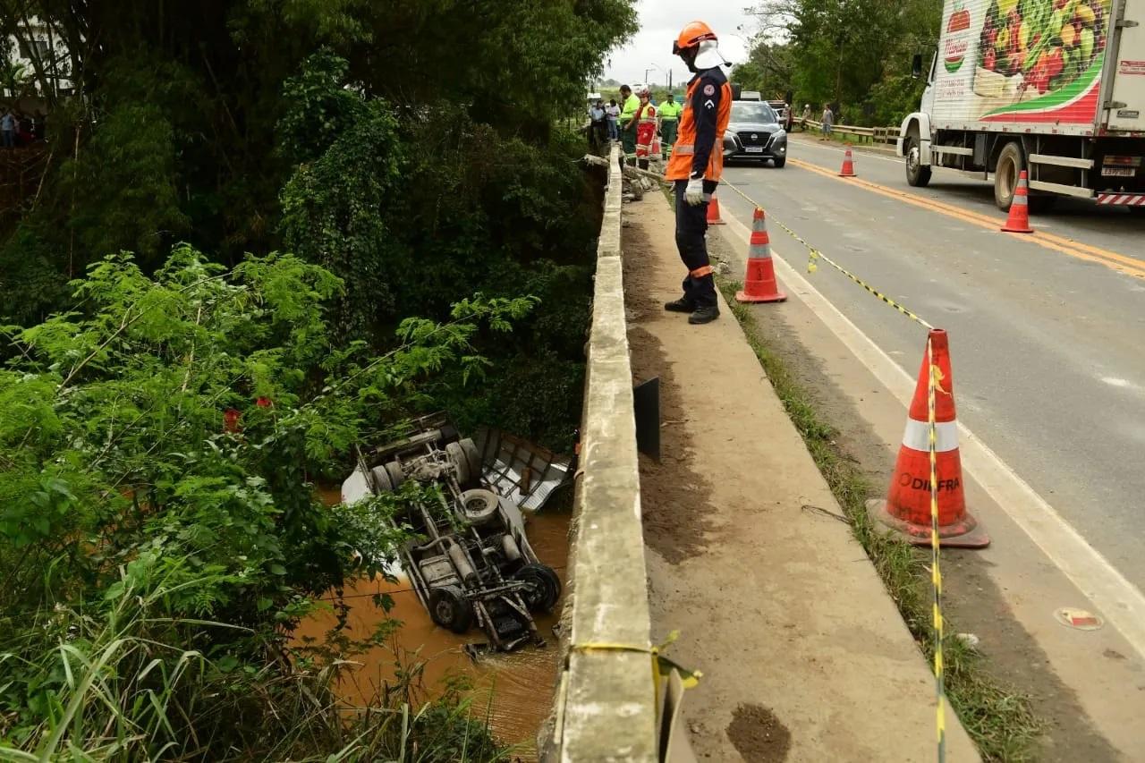 Caminhão cai de ponte na BR-101 no ES; motorista morre