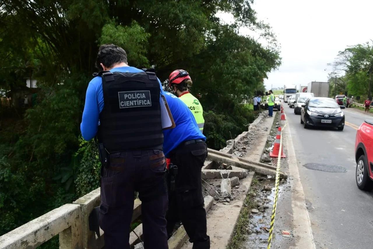 Caminhão cai de ponte na BR-101 no ES; motorista morre