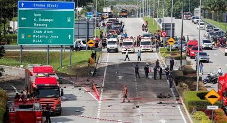 Avião cai em rodovia, bate em veículos e deixa pelo menos 10 mortos