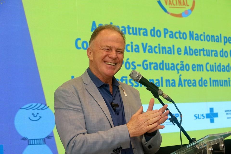 Governador do ES, Renato Casagrande, assina Pacto Nacional pela Consciência Vacinal