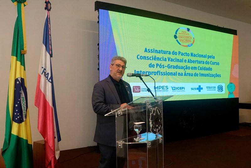 Governador do ES, Renato Casagrande, assina Pacto Nacional pela Consciência Vacinal