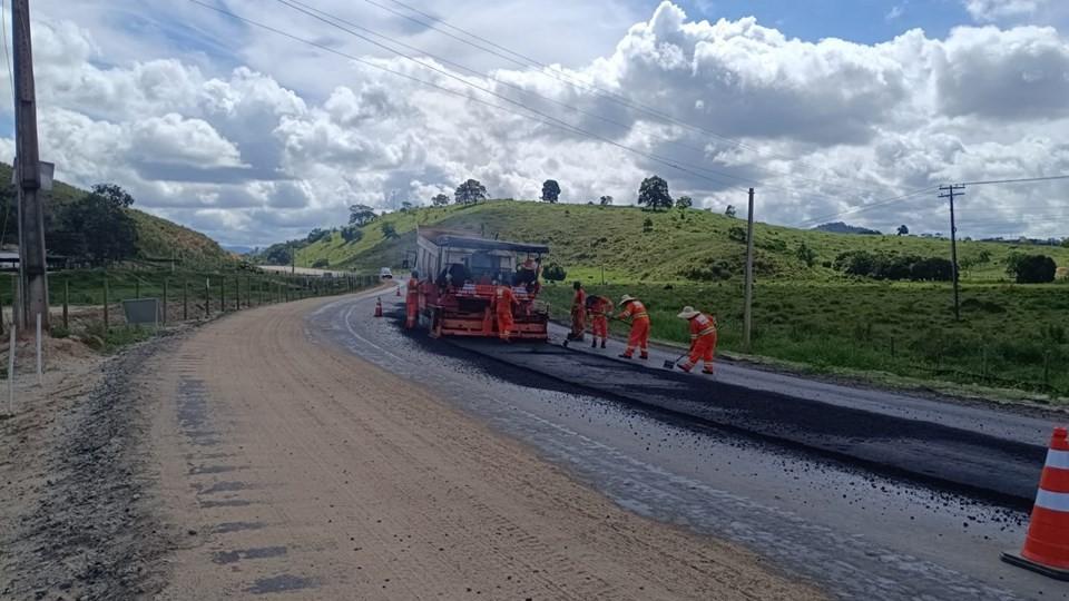 Obra de asfaltamento da ES-080 avança mais de 10 quilômetros de Três Vendas a Água Doce do Norte, no ES