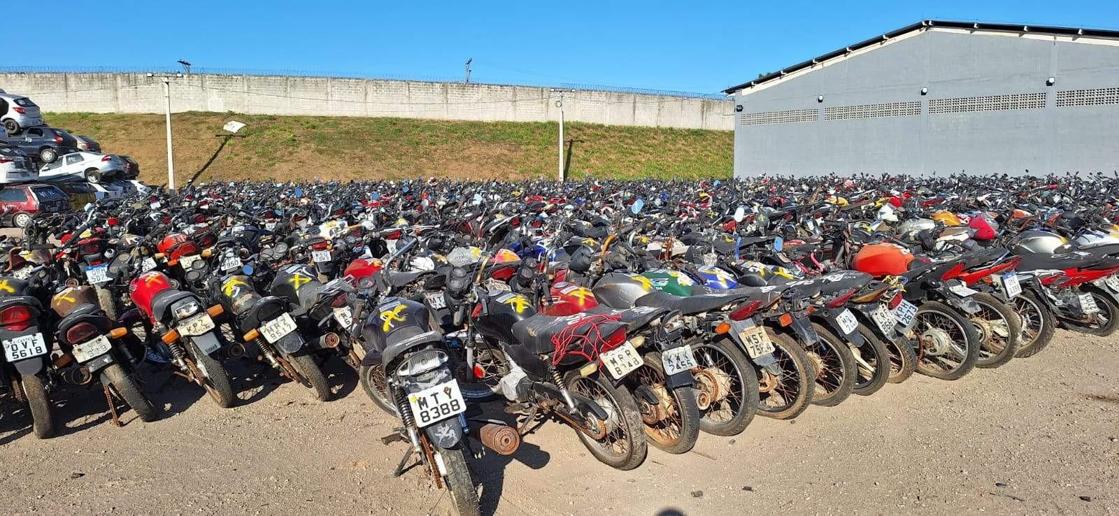 Quase 2 mil veículos em pátios do Detran-ES vão virar sucata para reciclagem