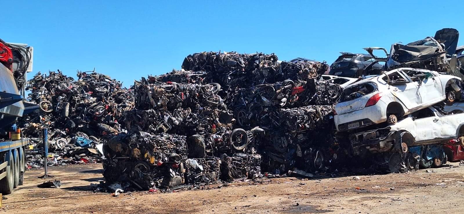 Quase 2 mil veículos em pátios do Detran-ES vão virar sucata para reciclagem