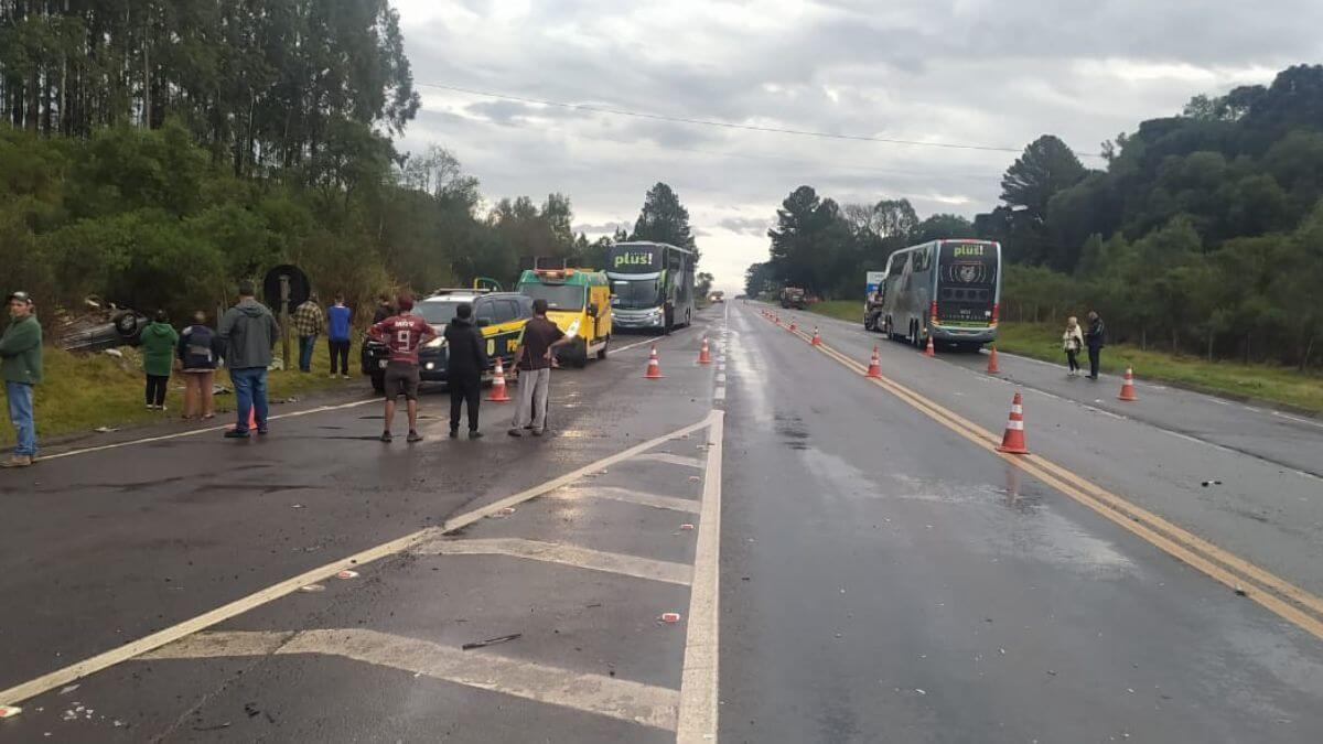 Acidente entre carro e ônibus na BR-116 deixa quatro mortos; vítimas tinham saído de enterro