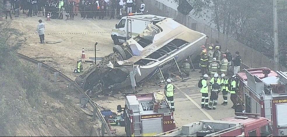 Ônibus com torcedores do Corinthians capota Rodovia Fernão Dias e deixa 8 mortos