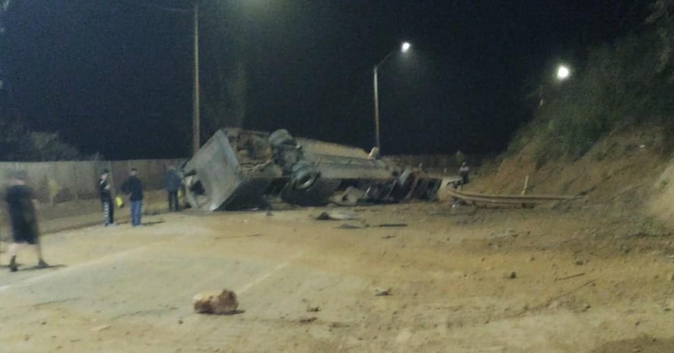 Ônibus com torcedores do Corinthians capota Rodovia Fernão Dias e deixa 8 mortos