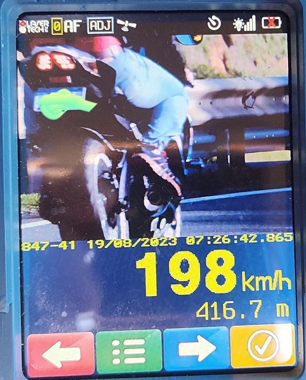 PRF flagra motociclista a quase 200km/h na BR-101, no ES