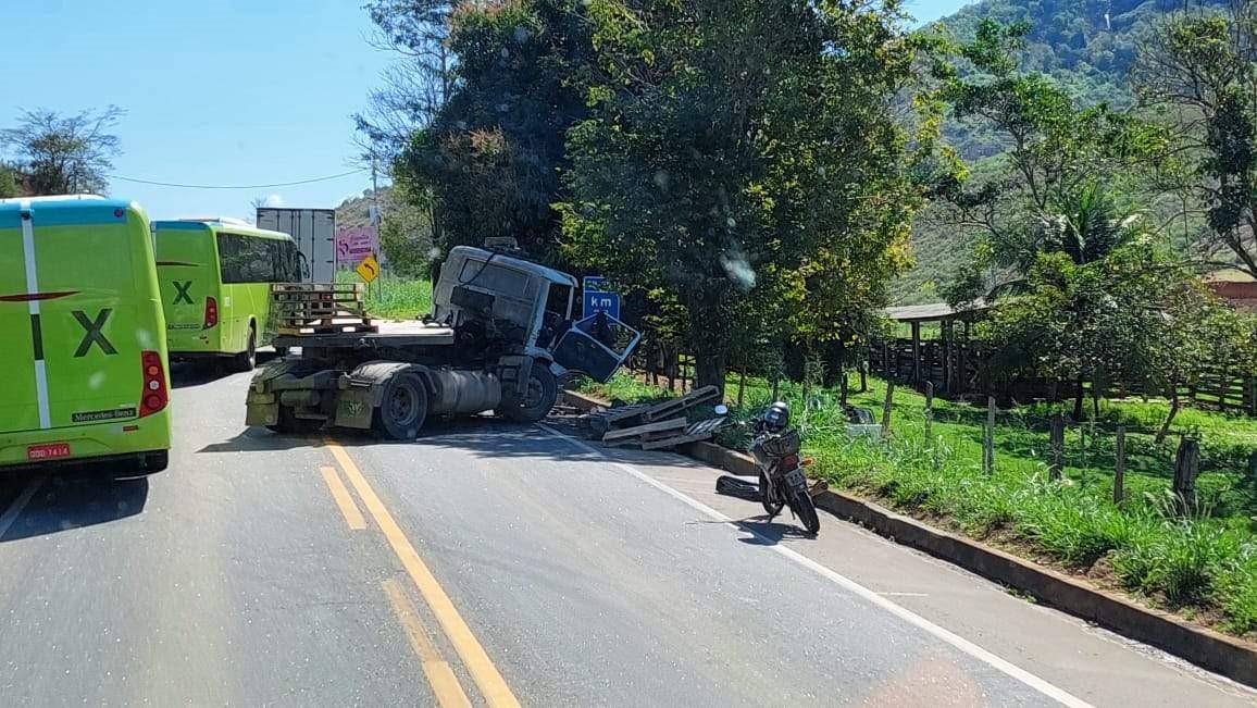 Acidente entre caminhão e caminhonete na BR-259 em Colatina no ES, deixa dois mortos