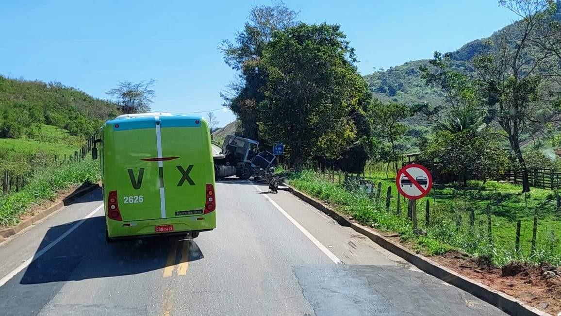 Acidente entre caminhão e caminhonete na BR-259 em Colatina no ES, deixa dois mortos