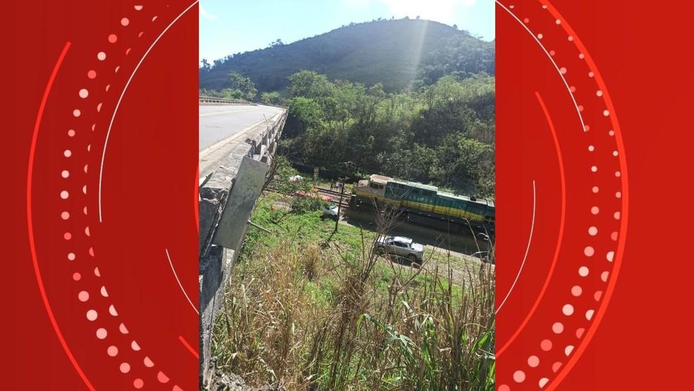 Carro fica destruído após cair de viaduto na BR-259 sobre linha férrea no ES