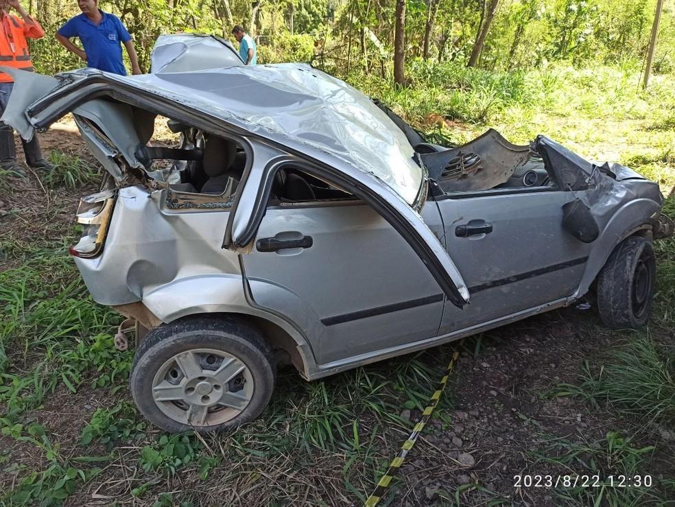 Carro fica destruído após cair de viaduto na BR-259 sobre linha férrea no ES