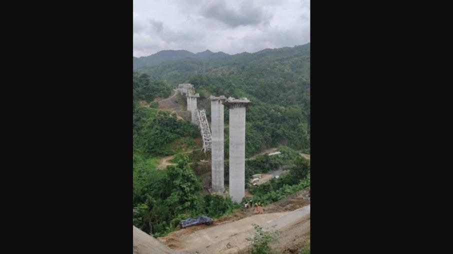 Ponte ferroviária desaba e deixa 26 mortos e 2 feridos