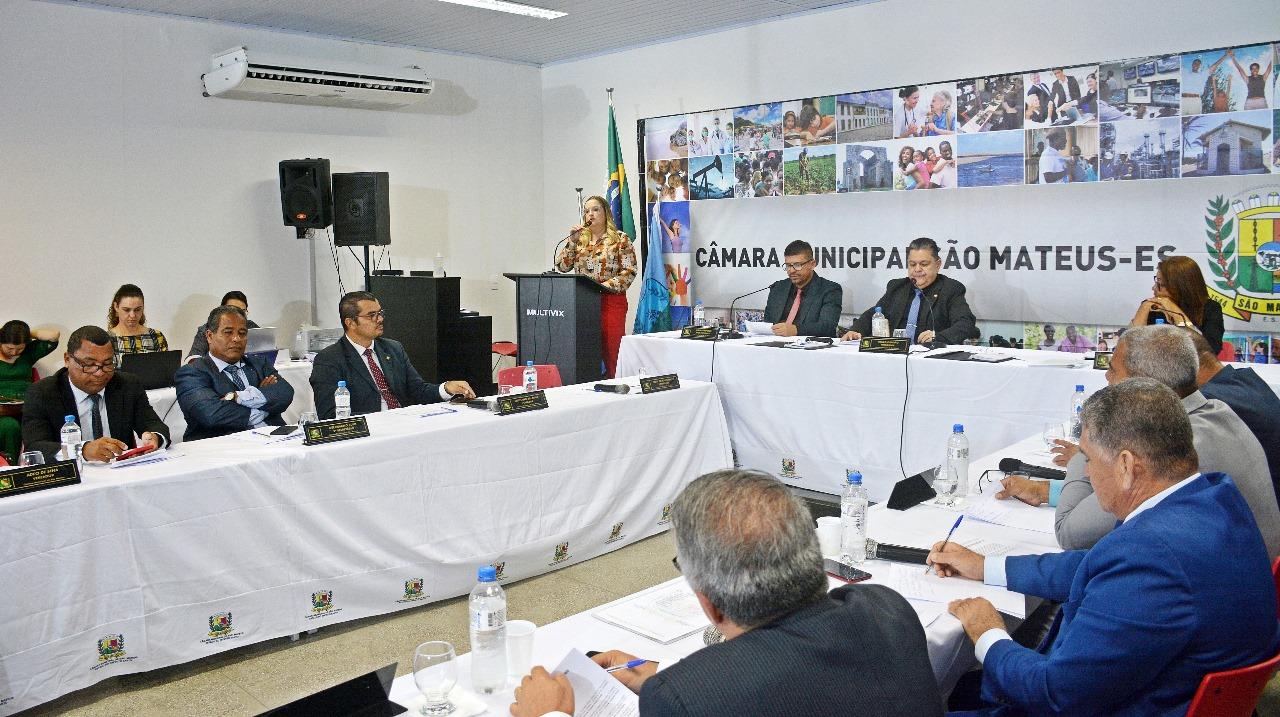 Na Tribuna da Câmara, presidente da OAB de São Mateus no ES, orienta estudantes de Direito sobre missão da advocacia